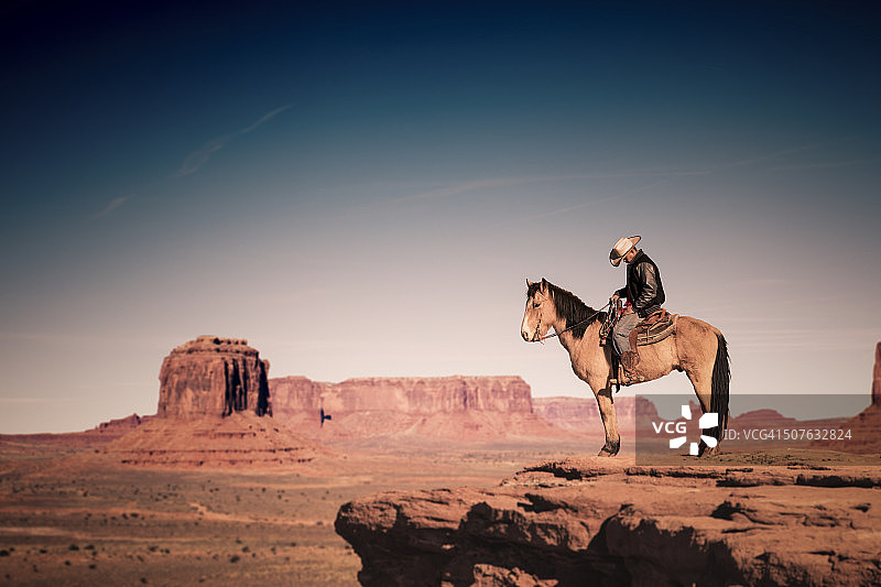 骑马在纪念碑谷，亚利桑那州图片素材