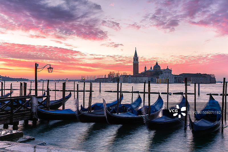 黎明时分，威尼斯圣马可盆地上的贡多拉排成一行图片素材