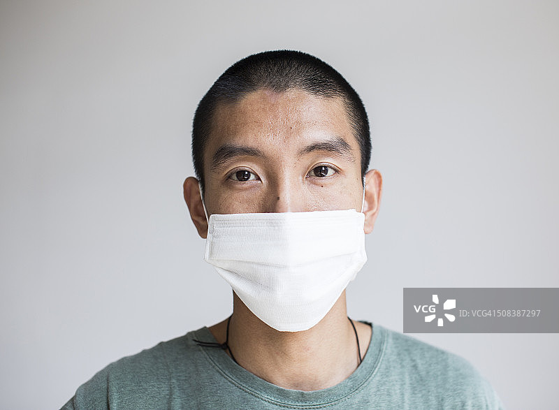 一个戴面具的亚洲人图片素材