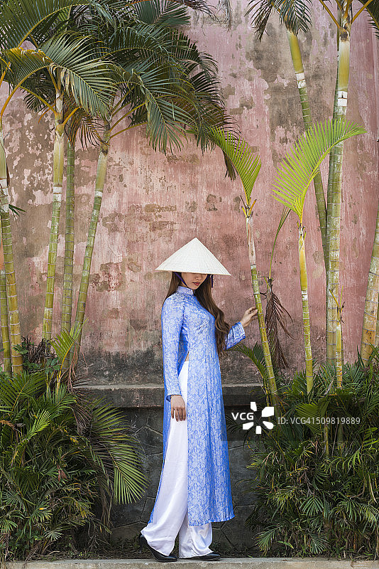 一个越南女人站在竹林中图片素材