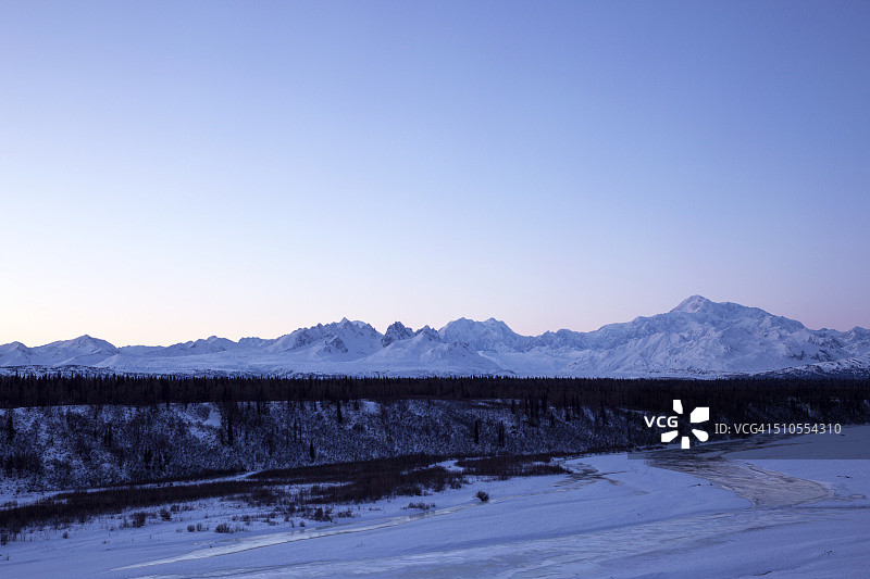 德纳里和日落后的阿拉斯加山脉图片素材