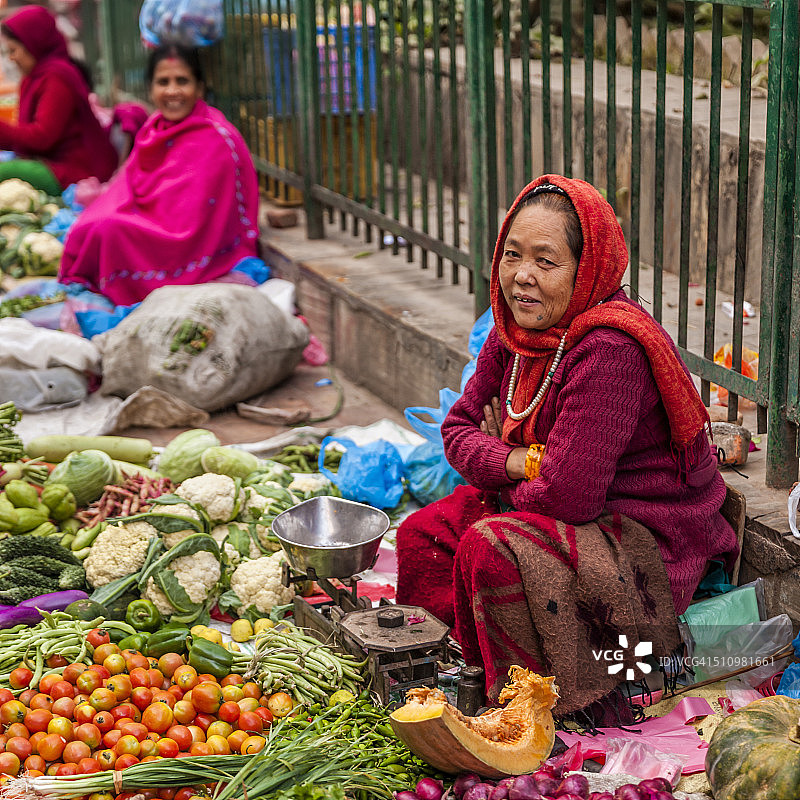 在当地市场上卖蔬菜的尼泊尔妇女图片素材