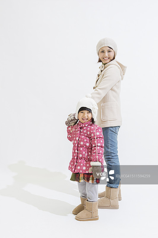 快乐的母亲和女儿在温暖的衣服图片素材