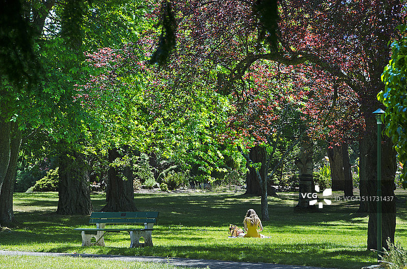 在公园里放松的女人图片素材