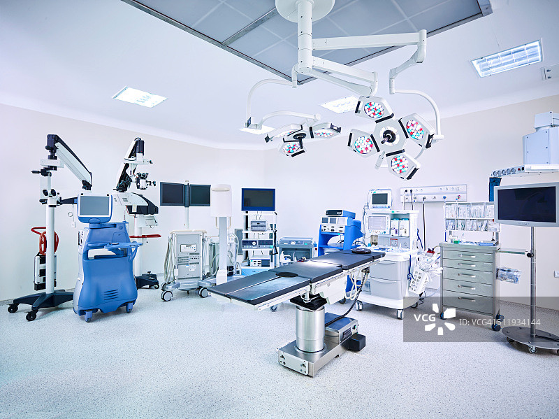 配备监视器和设备的现代化医院手术室图片素材