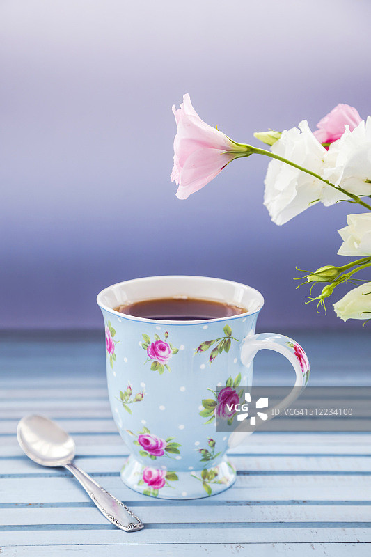 一杯带花的茶图片素材