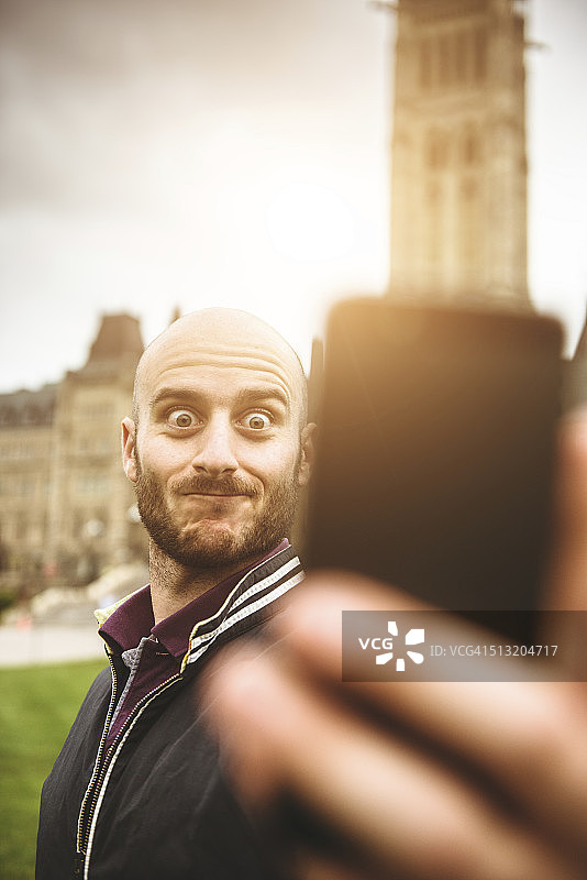 加拿大渥太华，一名男子在自拍图片素材