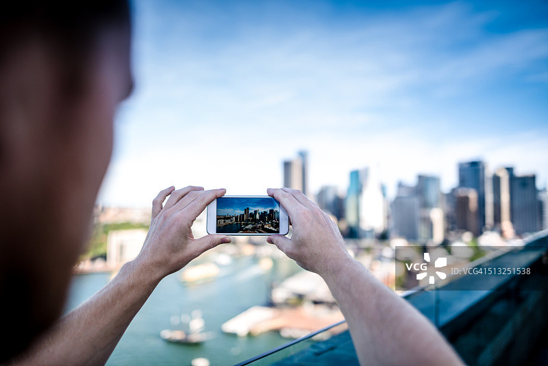 年轻游客正在拍摄悉尼图片素材