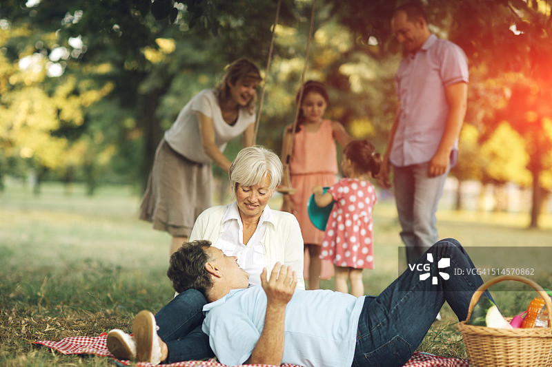 多代家庭在野餐的乐趣。图片素材