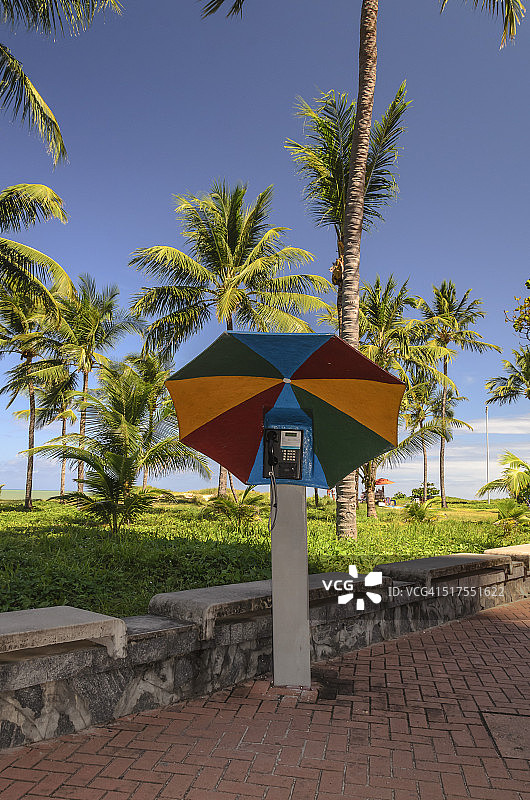 收费电话机的形式是五颜六色的伞，民俗上竖在巴西累西腓图片素材