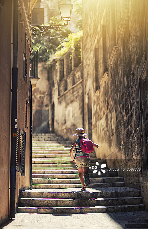 一个小女孩在地中海小镇旅游。图片素材