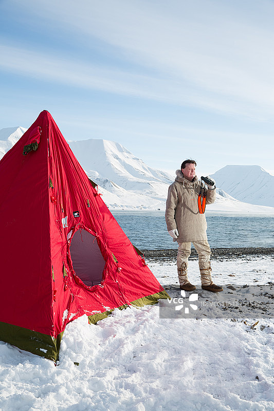冒险家杰森·罗伯茨，挪威斯瓦尔巴特群岛图片素材