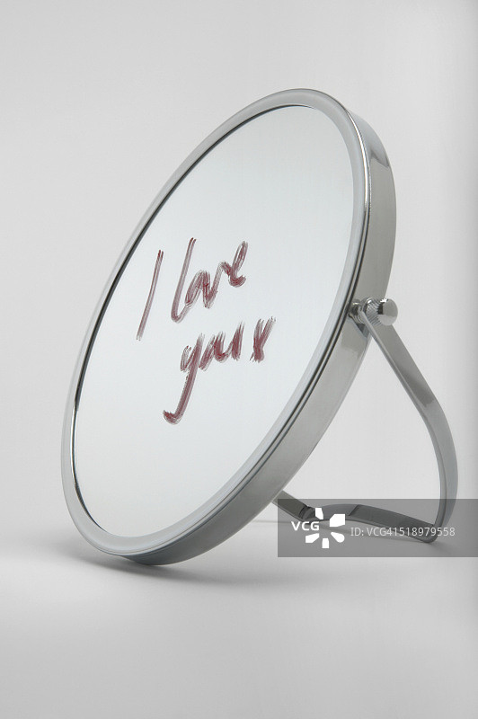 “我爱你”用口红写在镜子上图片素材