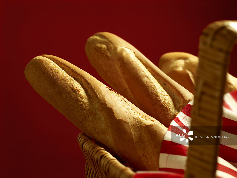 篮子里的法国面包图片素材