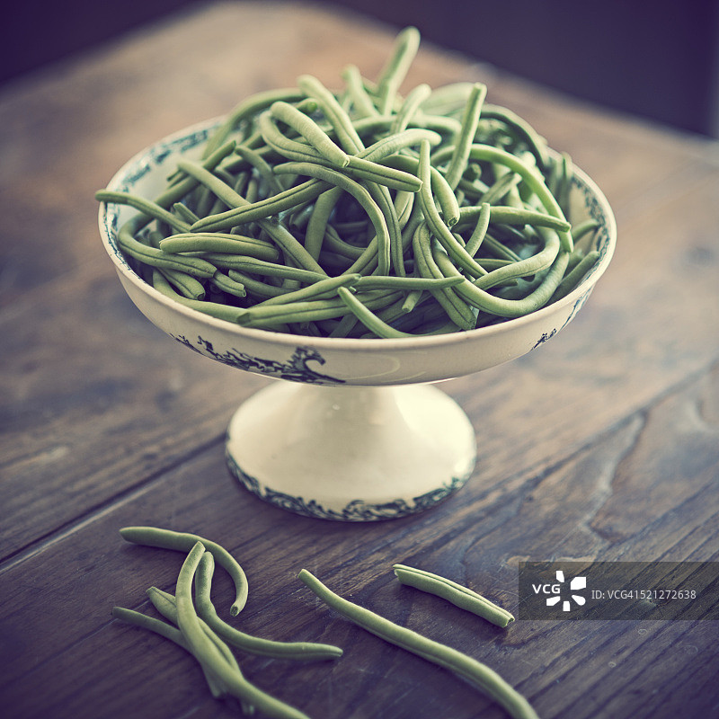 新鲜采摘的青豆，古董菜，在农场桌上，法国图片素材