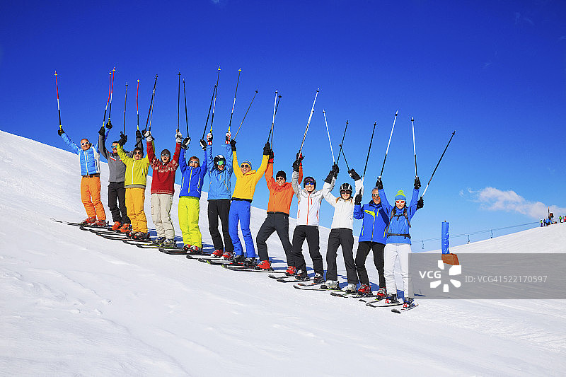滑雪俱乐部学校滑雪旅行丰富多彩的滑雪者团体图片素材