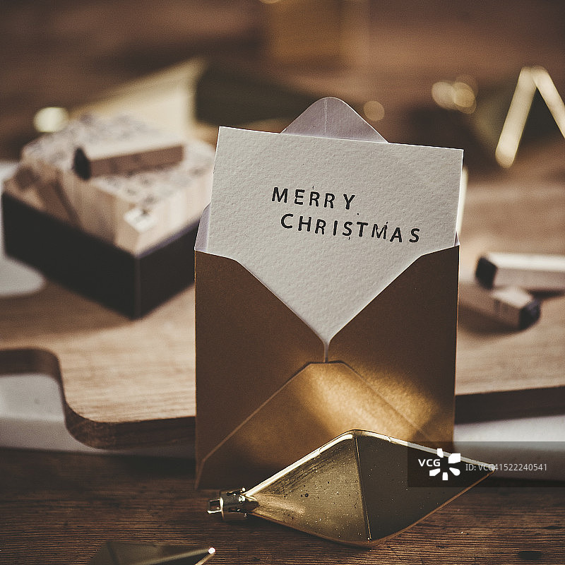 圣诞快乐的便条在信封和装饰品。图片素材