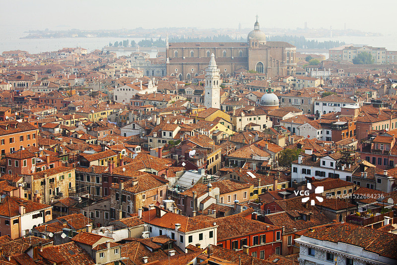 俯瞰意大利威尼斯的屋顶图片素材