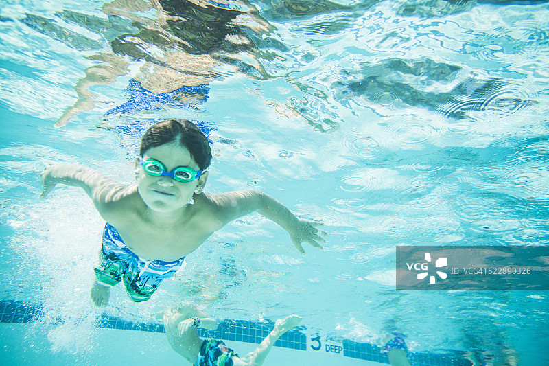男孩(8-9)在水下游泳图片素材