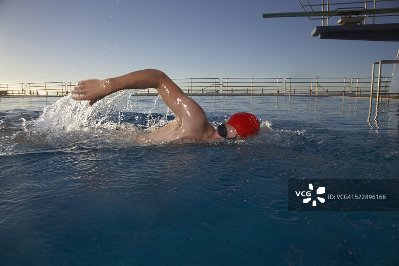 游泳运动员做爬泳图片素材