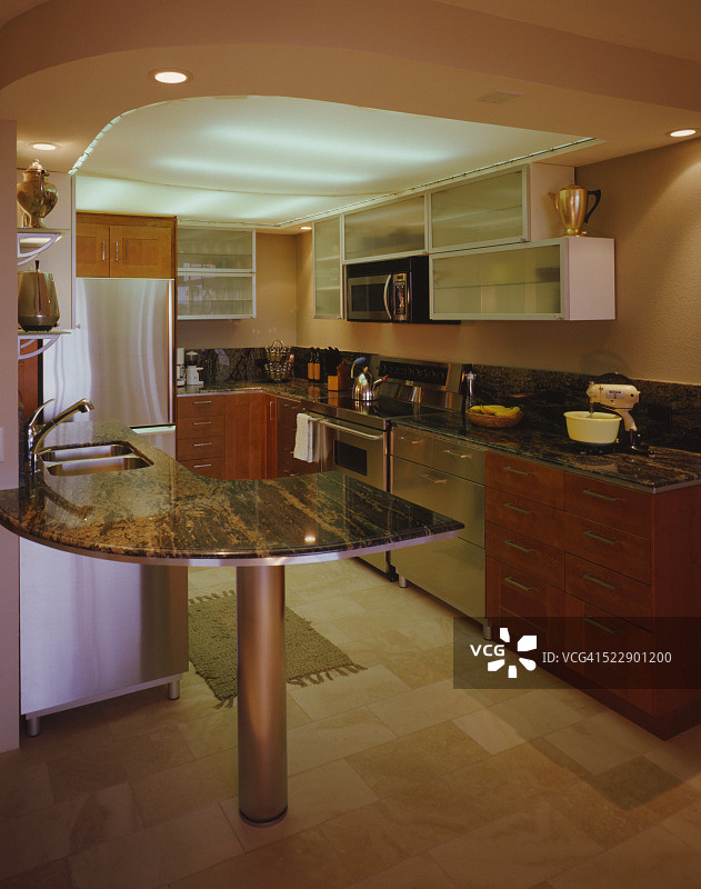 现代厨房，独立的柜台由铝柱支撑图片素材