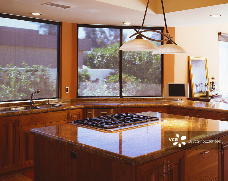 现代厨房，木质橱柜和大理石台面图片素材
