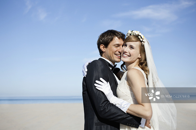 新婚夫妇站在海滩上图片素材