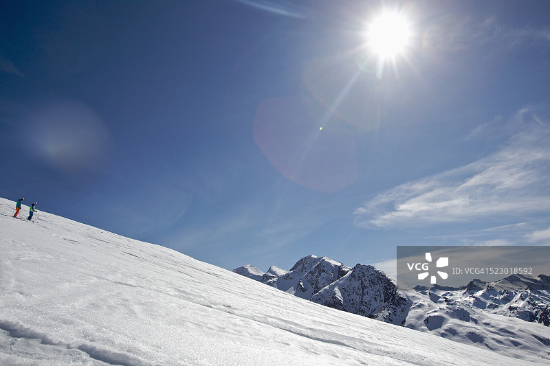 在山上滑雪的女滑雪者图片素材