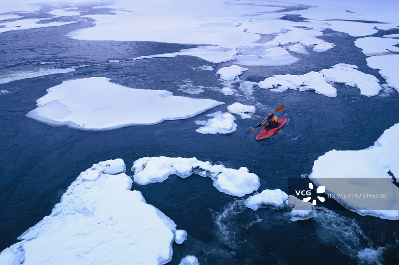 在浮冰上航行的皮艇图片素材