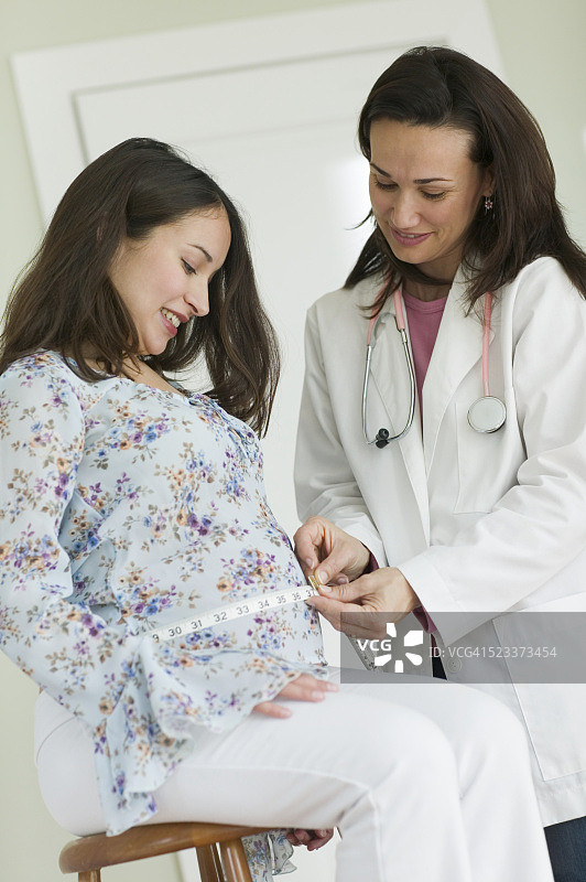 医生测量孕妇的胃图片素材