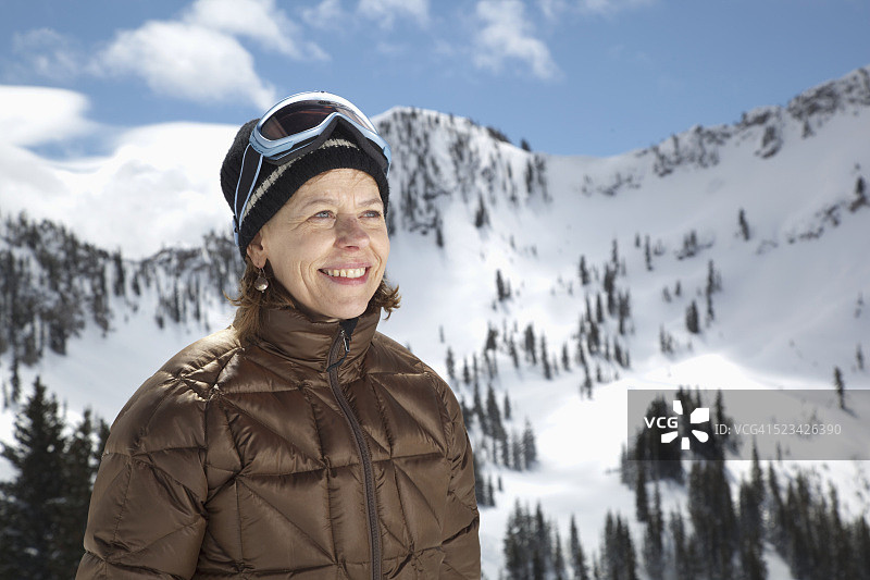 滑雪坡上的女人图片素材