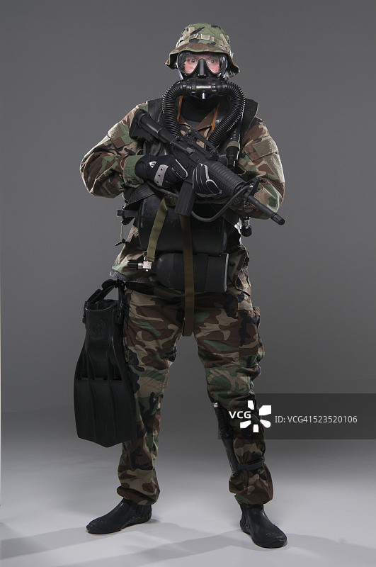 美国陆军特种部队狙击手戴着潜水面罩和全副武装的武器图片素材