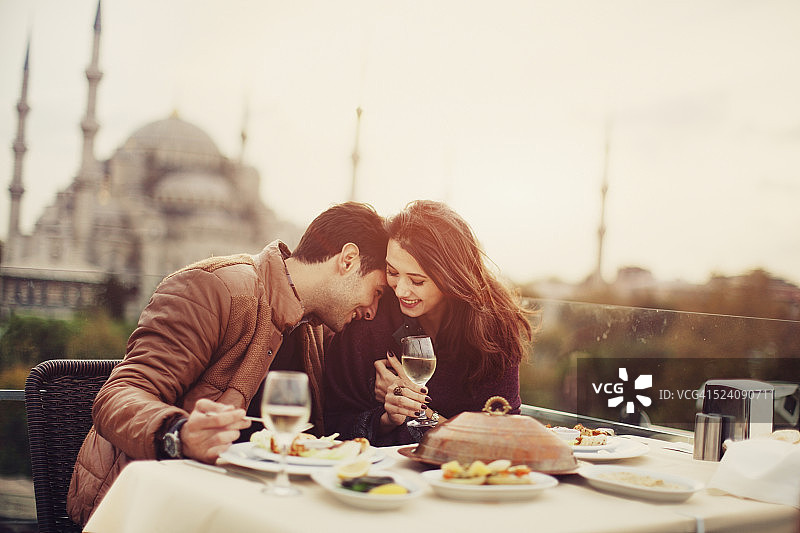 咖啡馆里的土耳其夫妇图片素材