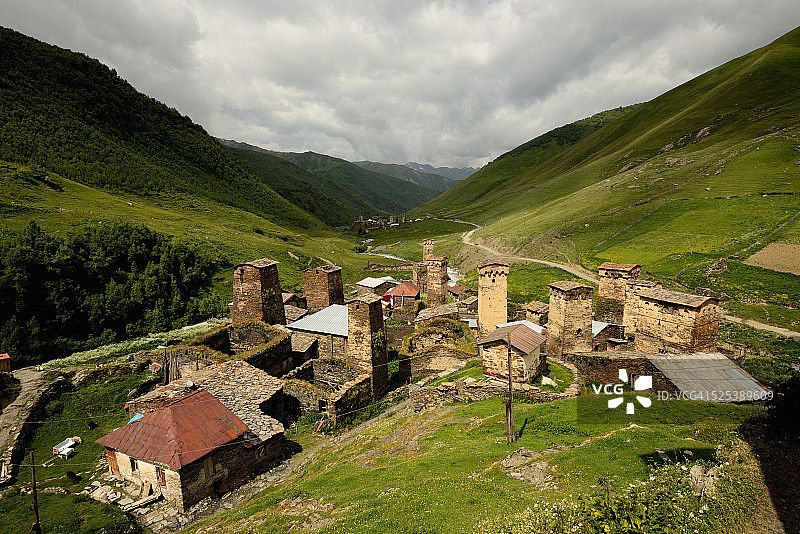 格鲁吉亚斯瓦涅蒂的Ushguli村，山谷中破败的斯瓦涅蒂塔图片素材