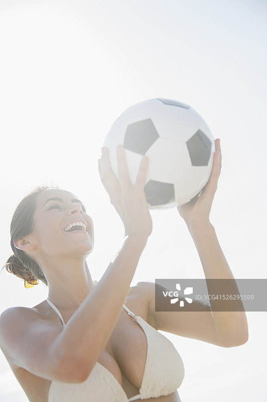 一个白人女人在户外拿着足球图片素材