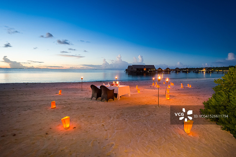 马尔代夫Villingili岛海滩上的浪漫烛光晚餐图片素材