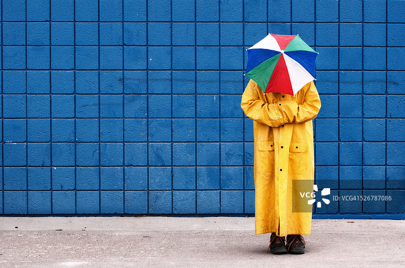 伞帽和雨衣伪装。图片素材