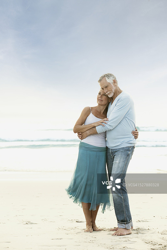 情侣在海滩上拥抱图片素材