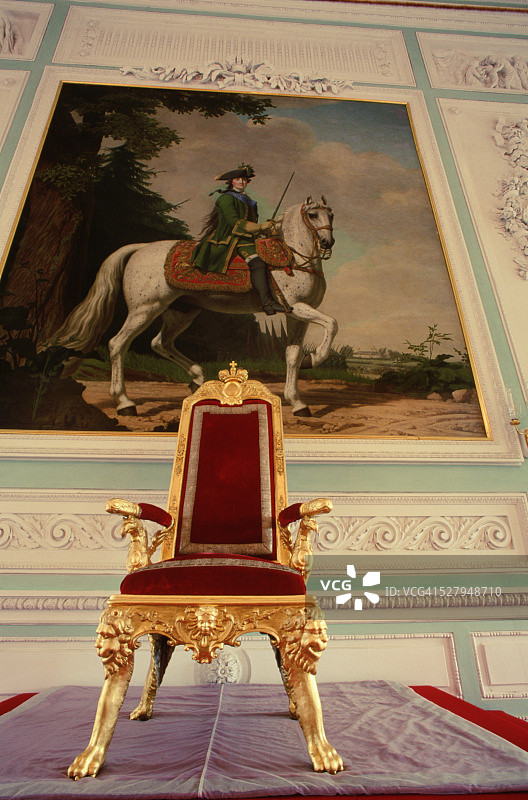 俄罗斯彼得罗夫特的凯瑟琳皇后在彼得罗夫特的王座上图片素材
