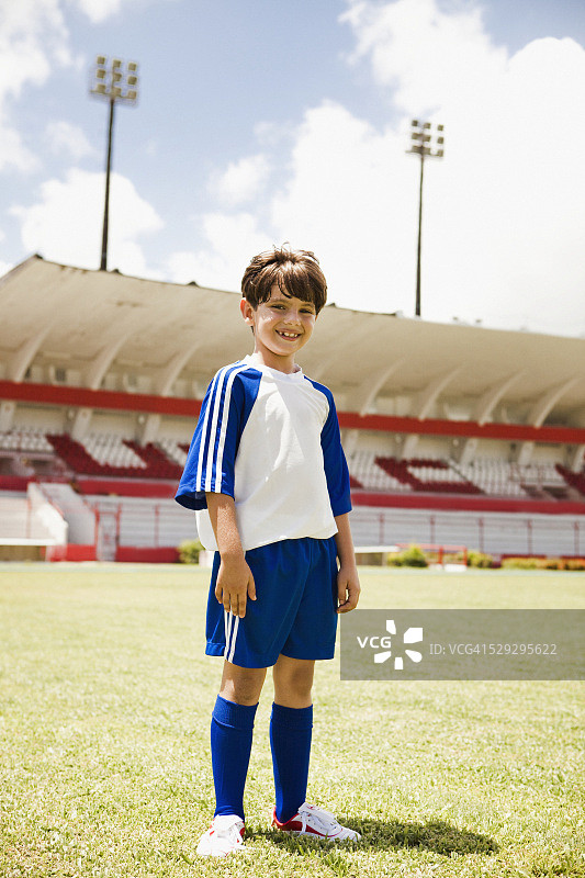 年轻的足球运动员微笑图片素材
