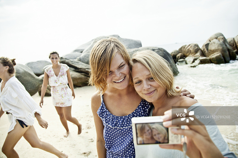 一群年轻女子在海滩上自拍图片素材