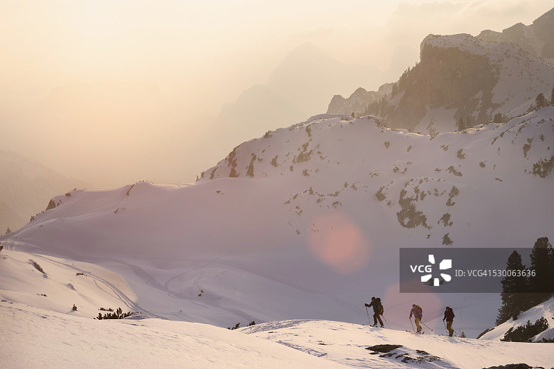 奥地利蒂罗尔，滑雪登山运动员在雪山上攀登图片素材