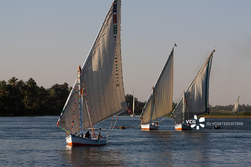 传统的小帆船在尼罗河附近的卢克索，埃及，北非图片素材
