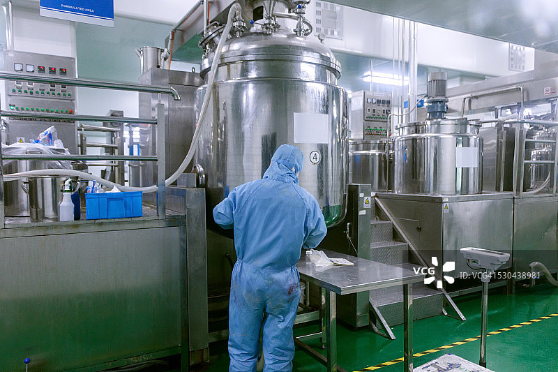 技术员检查制药厂的生产设备和反应器图片素材