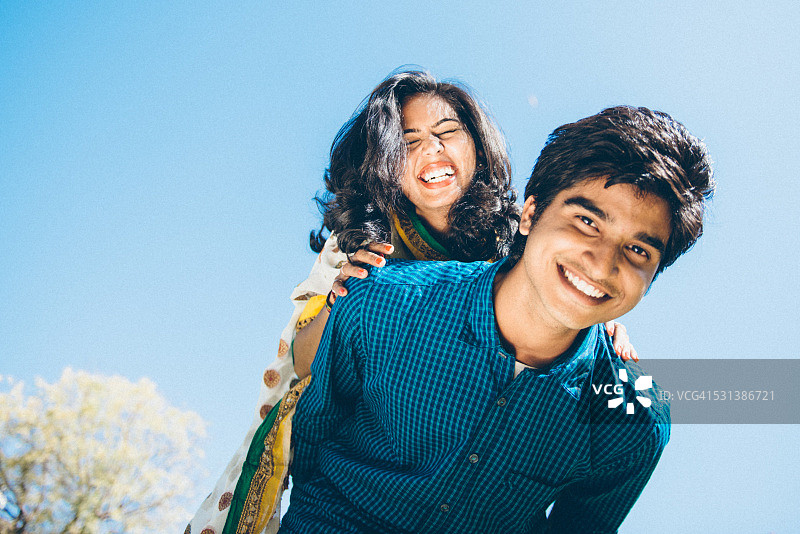 年轻的印度夫妇背靠背图片素材