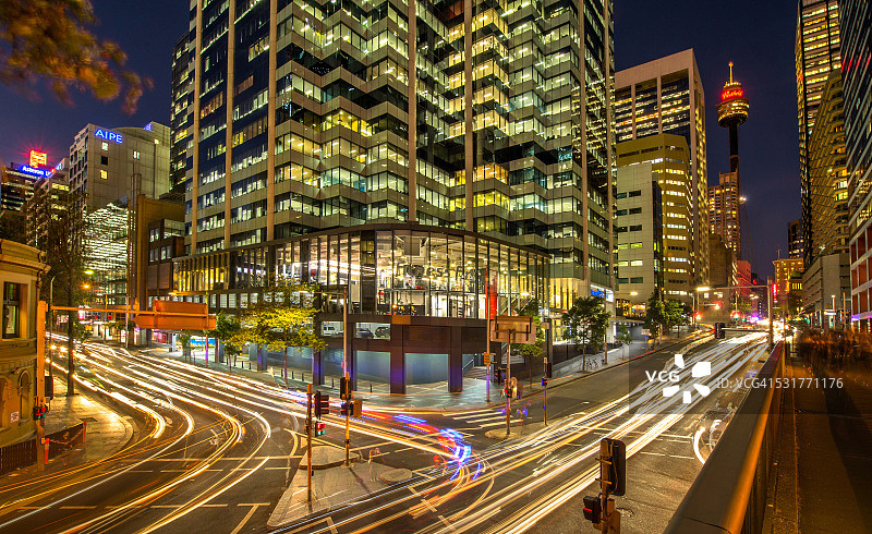 交通灯与悉尼的城市景观图片素材