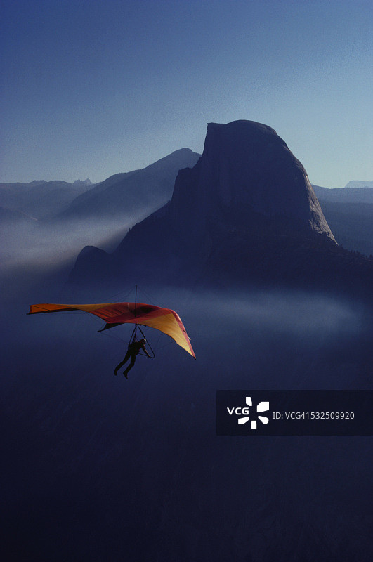 悬挂滑翔机在悬崖附近飞行图片素材