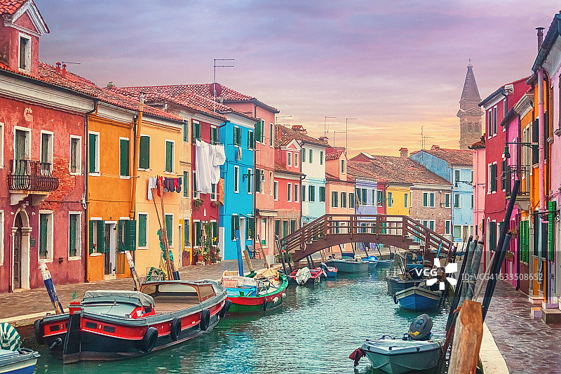 黄昏时分意大利布拉诺的运河和色彩斑斓的房屋图片素材