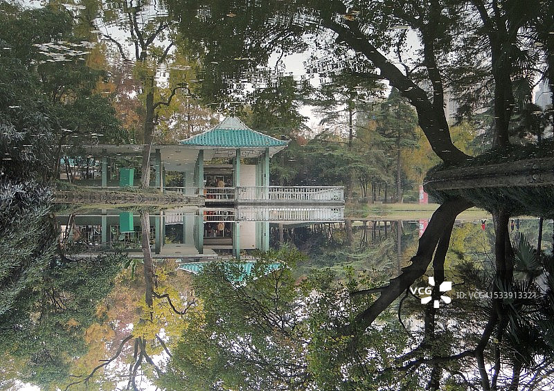 公园里露台的镜面池塘倒影图片素材