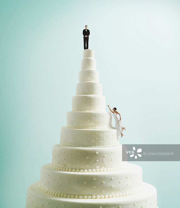 新娘攀爬婚礼蛋糕图片素材